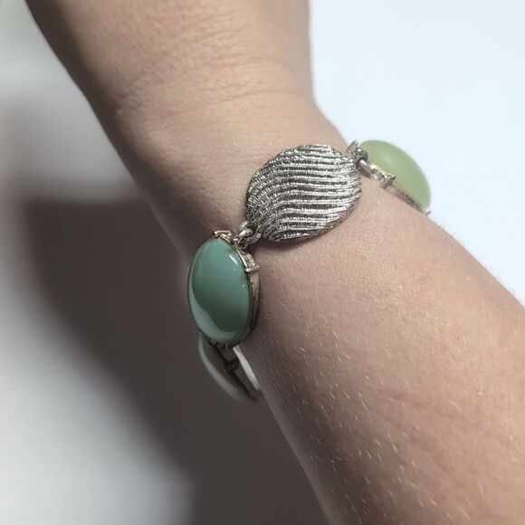 499 Liz‎ Claiborne Oval Silver and Green Stones Tennis Bracelet - Picture 2 of 4